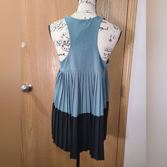 Athleta Swing Forward Pleated Colorblock Racerback Tank Top - Picture 2 of 3